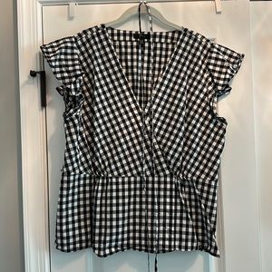 Black and White poplin top with flutter sleeves!